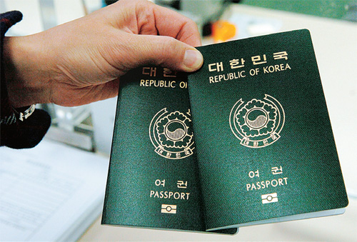 Có một số quốc gia mặc dù không trong khu vực ECOWAS hay đạo Hồi vẫn sử dụng hộ chiếu xanh lá cây, điển hình là Hàn Quốc và Việt Nam.
