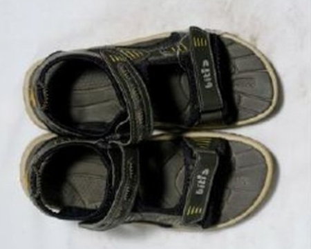 
Những năm 90s thì ai sang, nhà có điều kiện thì làm bạn với sandal của Biti’s. Ngày đó, đôi dép này cực kỳ thịnh hành, một phần có lẽ vì độ bền kinh khủng khiếp của nó.
