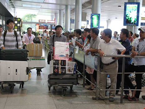 Hạn chế tối đa số người đi đưa đón là một trong những giải pháp chống ùn tắc vừa được sân bay Tân Sơn Nhất khuyến nghị. Ảnh: HOÀNG GIANG