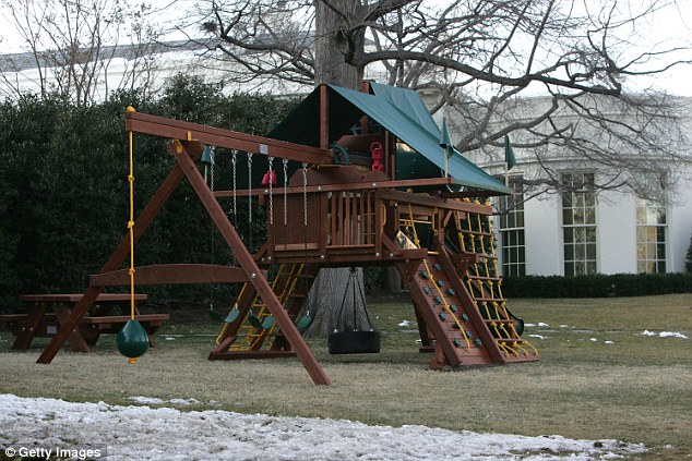 
Bộ nhà cầu trượt và xích đu của gia đình Tổng thống Obama.
