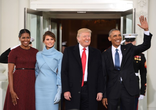 
Vợ chồng Tổng thống Obama chào đón người kế nhiệm tại Nhà Trắng.

