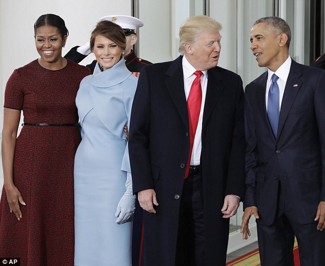 
Vợ chồng cựu Tổng thống Obama và tân Tổng thống Trump (Ảnh: AP)
