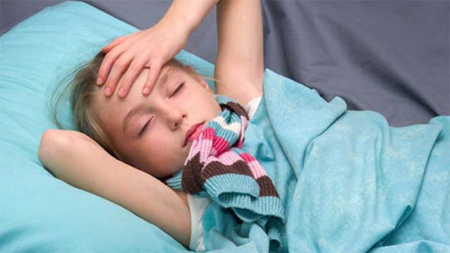 Không nên để trẻ sốt cao mới đi khám vì sốt cao quá, trẻ rất dễ bị co giật, nguy hại nghiêm trọng. (ảnh minh họa)