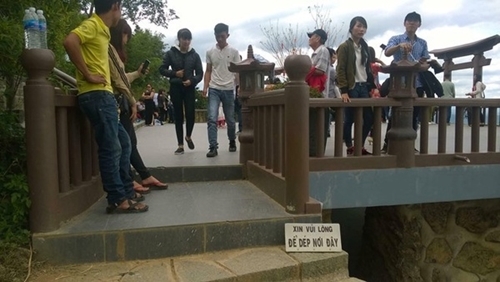Nhiều bạn trẻ vô tư đi giày dép lên chùa Linh Quy Pháp Ấn 