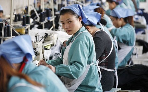 Trung Quốc thu hút các nhà sản xuất nhờ lượng nhân công giá rẻ dồi dào. Ảnh: Christina Larson.