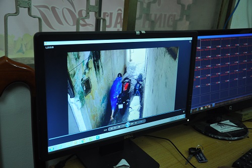 Hình ảnh đối tượng trộm xe máy truy xuất từ camera là nam thanh niên đội mũ bảo hiểm màu đen, mặc áo mưa màu xanh, đi dép lê có viền trắng
