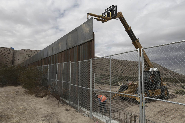Xây tường dọc biên giới Mỹ - Mexico tốn kém hơn nhiều so với dự tính của ông Trump.