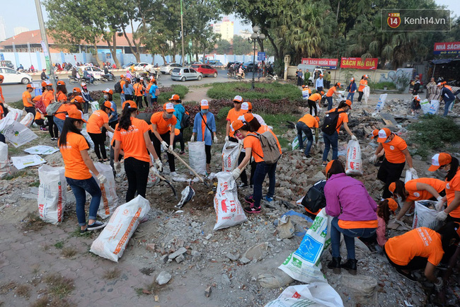 Sinh viên dọn rác