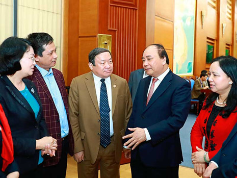 Thủ tướng Nguyễn Xuân Phúc với các đại biểu tại phiên họp Hội đồng Thi đua - Khen thưởng Trung ương. Ảnh: TTXVN