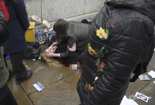 
Theo thông tin mới nhất, một phụ nữ đã thiệt mạng trong vụ tấn công nghi là khủng bố ở thủ đô London, Anh hôm 22/3 theo giờ địa phương. Trước đó, nhà chức trách cho biết, ít nhất một cảnh sát bị đâm, một kẻ tấn công bị bắn và hàng chục người khác bị thương trong vụ việc ở thủ đô London. Cảnh sát cho biết họ đang phản ứng với vụ việc như “một vụ khủng bố”. Một phụ nữ bị thương nằm trên vũng máu trên cầu Westminster ở London.
