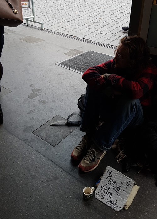Một người ăn xin trên một con phố trung tâm tại Thủ đô Bern.
