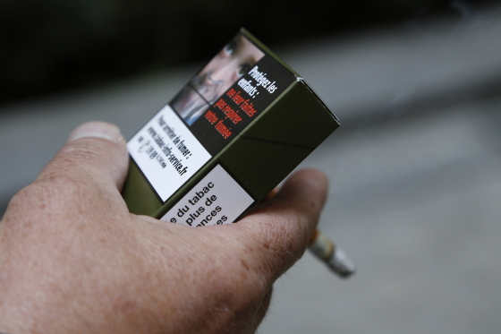 Một bao thuốc lá với màu sắc xấu xí tại Pháp. (Ảnh: THOMAS SAMSON/AFP/Getty Images)
