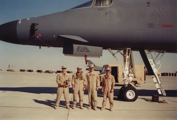 
Một số phi công Mỹ trước khi khởi động chiến dịch Cáo sa mạc. Ảnh: ACC
