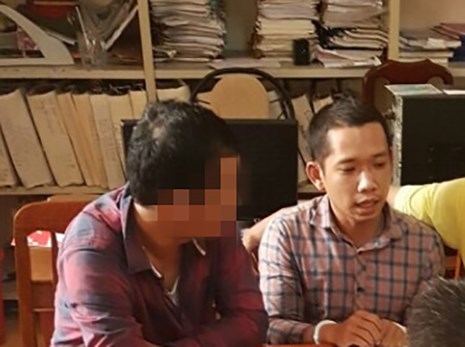 Nghi can Hưng (bên phải) cướp ngân hàng vừa bị bắt giữ (Ảnh báo Pháp luật TP.HCM)