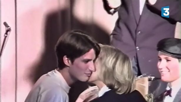Nụ hôn đầu của ông Emmanuel Macron và cô giáo Brigitte Trogneux.
