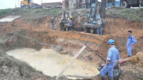 Các công nhân khắc phục sự cố trong một lần đường ống cấp nước sông Đà bị vỡ - Ảnh: Q.Thế/Tuổi trẻ