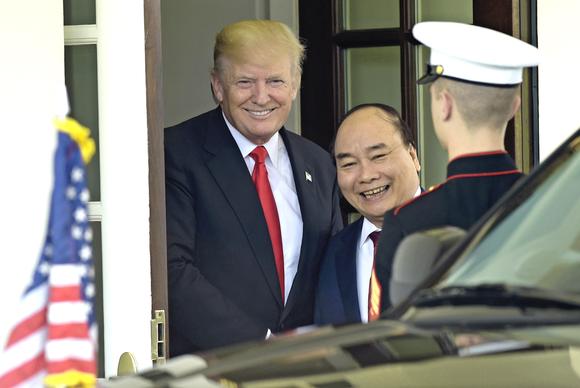 
Tổng thống Mỹ tiễn Thủ tướng Nguyễn Xuân Phúc ra xe sau cuộc họp ngày 31/5
