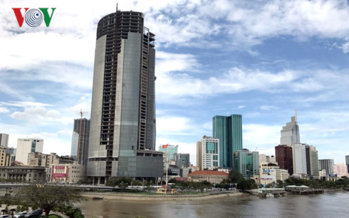 
Dự án Saigon One Tower ở số 7-9 Tôn Đức Thắng, Quận 1 dự kiến hoàn thành 2011 nhưng đến nay còn dang dở, nằm án ngữ mặt tiền thành phố.
