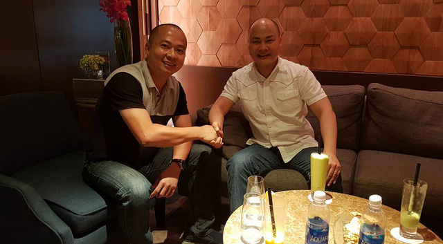 
CEO Nguyễn Tử Quảng (bên phải) bắt tay ông Đoàn Văn Hiểu Em, Giám đốc ngành hàng điện thoại của Thế Giới Di Động (bên trái)
