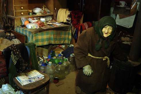 Cụ bà Marija, 86 tuổi, trong căn nhà tồi tàn của mình ở Serbia.