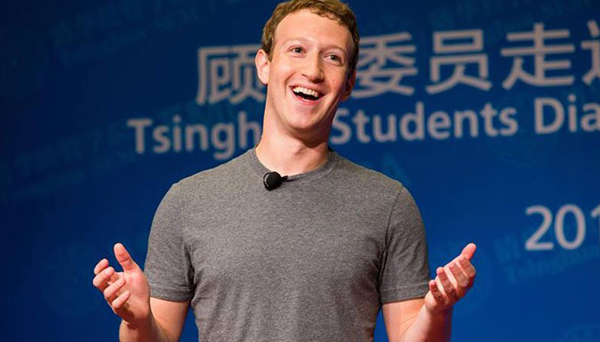 Nhưng có một khoảng thời gian trong lịch sử của Facebook, khi Zuckerberg ăn mặc giản dị hơn rất nhiều.