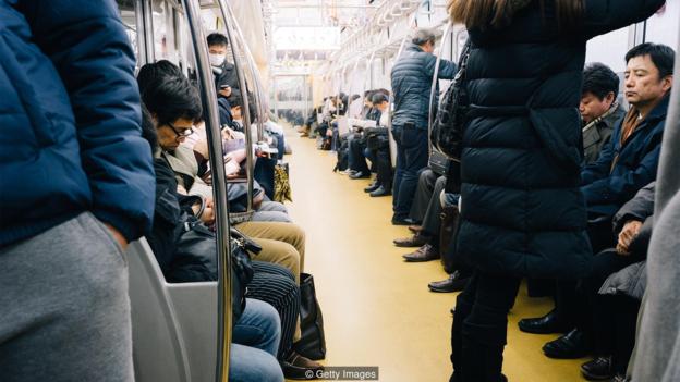 Nhật Bản: Chính phủ kêu gọi nghỉ ngơi, dân công sở vẫn miệt mài làm việc - Ảnh 2.