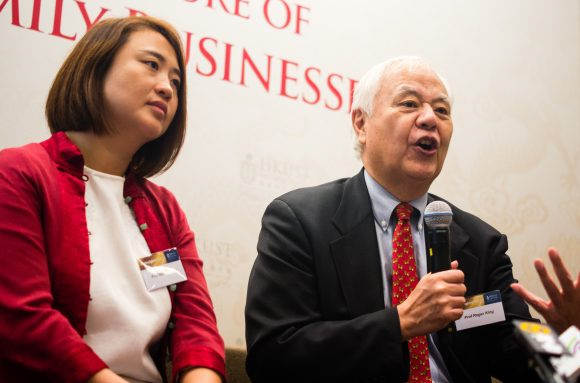 Giáo sư Roger King và GS. Winnie Peng giới thiệu về nghiên cứu Tương lai các doanh nghiệp gia đình Trung Quốc ngày 13/9/2017. Ảnh: Asia Times/Lin Wanxia