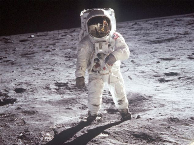Chắc là bạn chưa biết: Bộ đồ du hành vũ trụ của Neil Armstrong được chế tạo ở... xưởng sản xuất đồ lót phụ nữ - Ảnh 1.