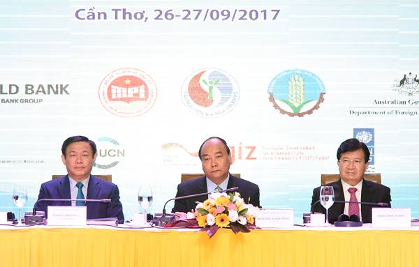 Thủ tướng Nguyễn Xuân Phúc cùng 2 Phó Thủ tướng Vương Đình Huệ, Trịnh Đình Dũng. Ảnh: VGP