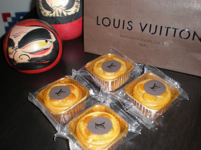 Có gì trong những hộp bánh trung thu triệu đô mang thương hiệu Louis Vuitton, Gucci? - Ảnh 1.