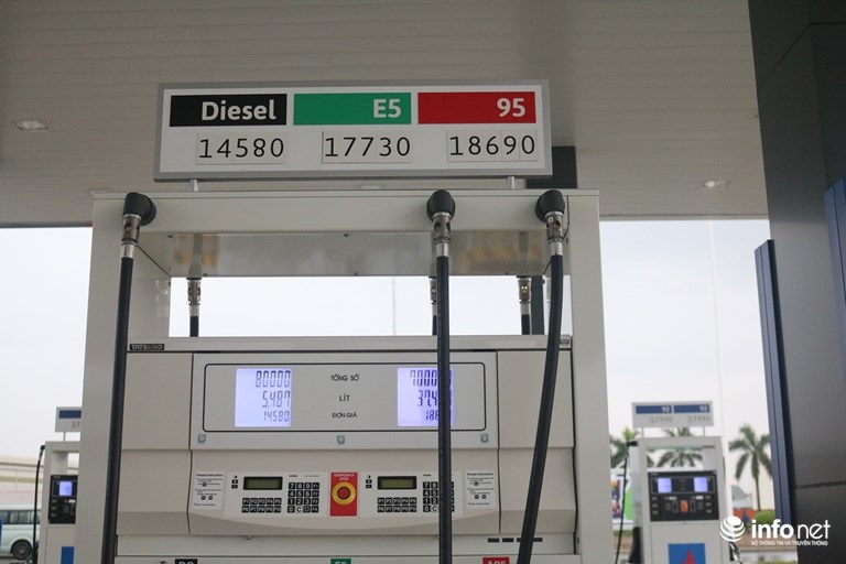 Vừa mở cây xăng đầu tiên ở Việt Nam, đại gia Nhật Bản đã gây sốt: Bán xăng chính xác tới 0,01 lít, lau kính ô tô miễn phí, nhân viên cúi gập người chào khách - Ảnh 4.