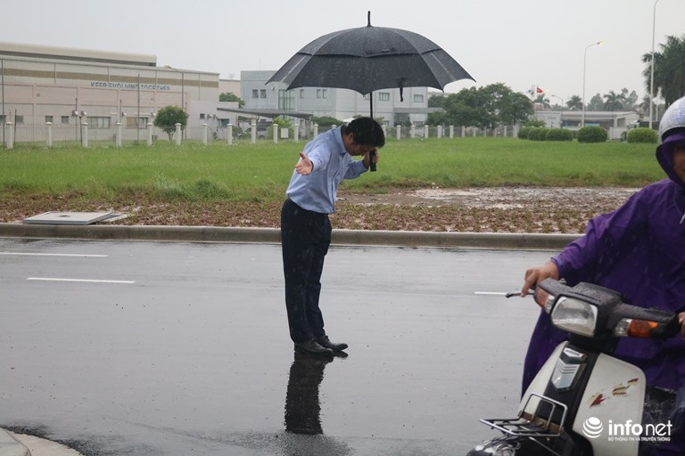 Vừa mở cây xăng đầu tiên ở Việt Nam, đại gia Nhật Bản đã gây sốt: Bán xăng chính xác tới 0,01 lít, lau kính ô tô miễn phí, nhân viên cúi gập người chào khách - Ảnh 3.