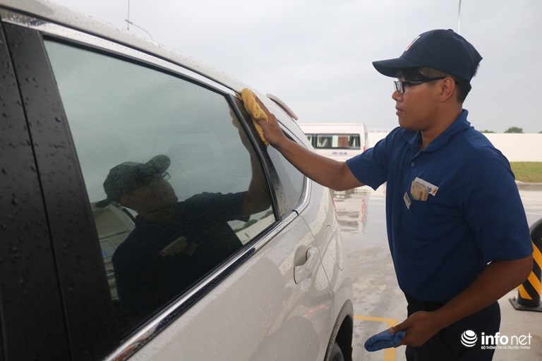 Vừa mở cây xăng đầu tiên ở Việt Nam, đại gia Nhật Bản đã gây sốt: Bán xăng chính xác tới 0,01 lít, lau kính ô tô miễn phí, nhân viên cúi gập người chào khách - Ảnh 2.