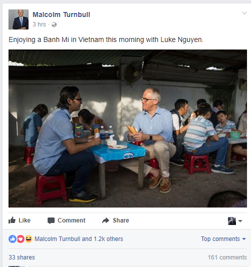 Thủ tướng Úc chia sẻ hình ảnh lần đầu thưởng thức bánh mì tại Đà Nẵng cùng Luke Nguyễn sáng 10/11. Ảnh chụp màn hình