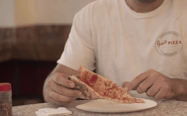 Cách ăn pizza đúng là kẹp miếng pizza lại thành hình chữ U