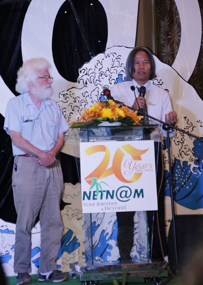 Ông Trần Bá Thái và ông Rob Hurle phát biểu tại lễ kỷ niệm 20 năm thành lập Công ty cổ phần NetNam.
