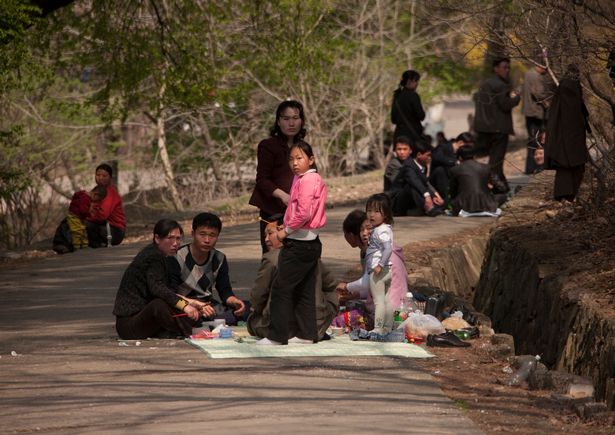 
Trong khi một số gia đình khác lại rủ nhau đi dã ngoại ở ngoại ô Bình Nhưỡng.
