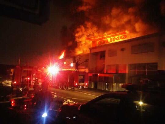 Nhà kho công ty Suzuki cháy rụi trong đêm - Ảnh 2. Nhà kho công ty Suzuki cháy rụi trong đêm - Ảnh 2.