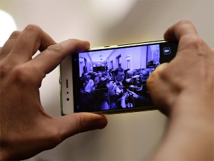 700 triệu smartphone Trung Quốc bị cài phần mềm thu thập dữ liệu, chủ yếu là các smartphone tầm trung. Ảnh: Economic Times.