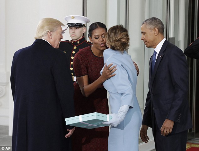 
Đệ nhất phu nhân Trump chào hỏi và tặng quà cho bà Obama (Ảnh: AP)
