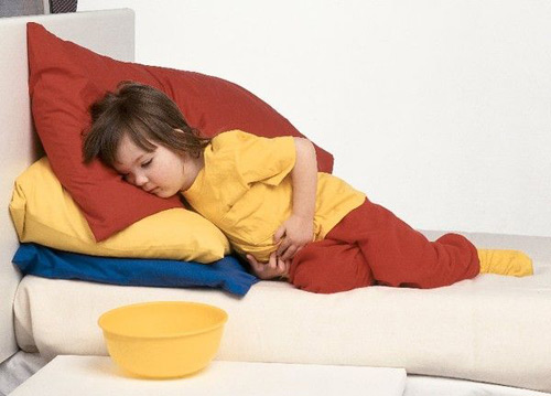 Trẻ lớn xuất hiện đau bụng phía dưới, bên phải hoặc đột nhiên đau quặn bụng… thì các bà mẹ hãy bảo trẻ thử nhảy lên xuống, nếu thấy đau hơn khi làm vậy thì đó có thể là dấu hiệu đau ruột thừa. (Ảnh minh họa)