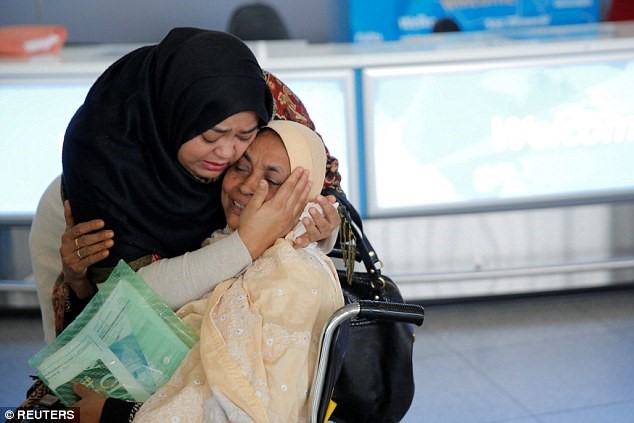 
Nhiều người Hồi giáo lo sợ tại sân bay quốc tế John F. Kennedy, New York trước lệnh cấm nhập cư vào Mỹ của Tổng thống Donald Trump. Ảnh: Reuters. 
