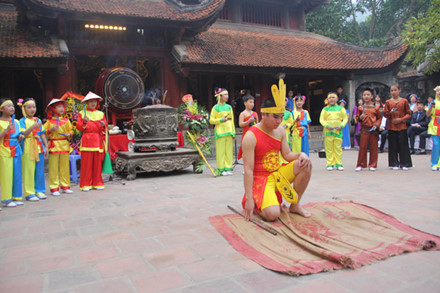 Các thanh niên, người dân trong làng thực hiện các nghi lễ về Hội Gióng