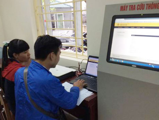 
Hà Nội đặt mục tiêu năm 2017 sẽ triển khai cung cấp trực tuyến mức độ 3 đối với 40% trong tổng số khoảng 1.800 dịch vụ hành chính công của toàn thành phố (Người dân nộp hồ sơ trực tuyến qua mạng tại phường Thanh Nhàn, quận Hai Bà Trưng. Nguồn ảnh: Sở TT&TT Hà Nội)
