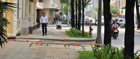 Thanh chắn barie ở vỉa hè đường Pasteur, đoạn giao đường Lê Thánh Tôn - nơi thường xuyên xảy ra tình trạng xe máy chạy lên vỉa hè. Ảnh: MP