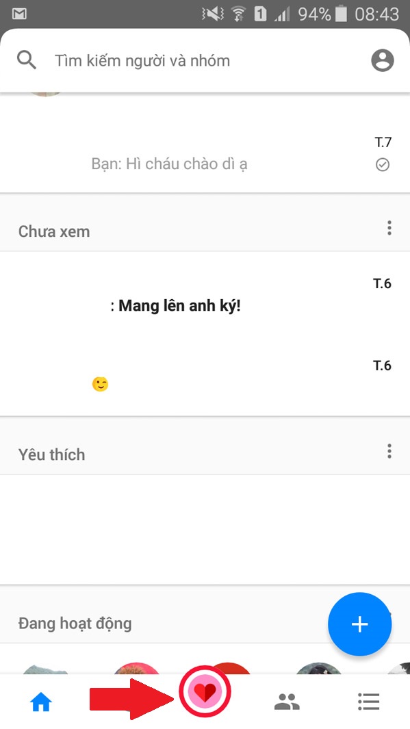 Nút chụp ảnh của Facebook Messenger bây giờ cũng đã được đưa ra ngoài giao diện chính ở nơi trung tâm nhất, nút bấm này đang đổi màu cho ngày Valentine.