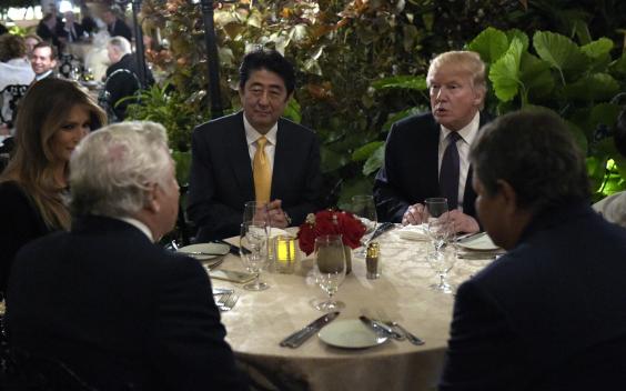 Tổng thống Trump dùng bữa cùng Thủ tướng Nhật Bản tại Mar-a-Lago. Nguồn: AP