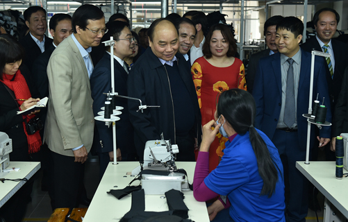 Thủ tướng thăm Nhà máy may Tuyên Quang. Ảnh: VGP/Quang Hiếu