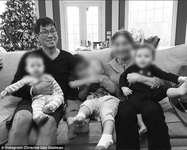 Ông Dao chụp ảnh cùng vợ là bà Teresa Dao các cháu tại Mỹ vào năm 2015.