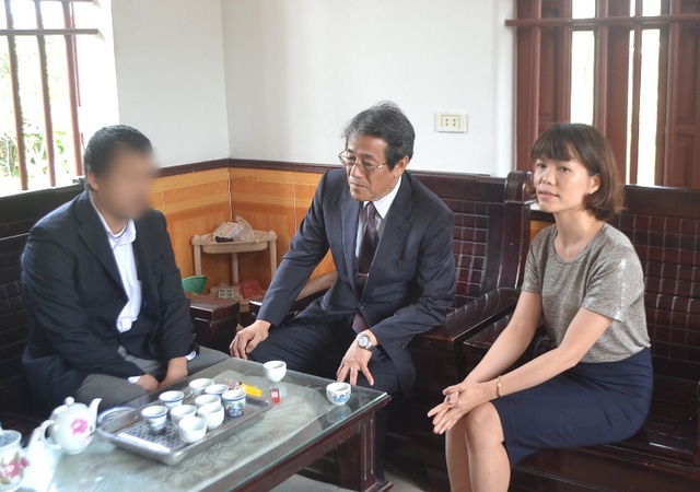 [A TÙNG] Đại sứ Nhật Bản đến nhà gia đình bé gái người Việt bị sát hại để cúi đầu xin lỗi - Ảnh 1.